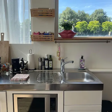 Newly Renovated Houseboat The Waterhouse Apartment *