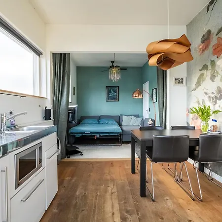 Apartmán Newly Renovated Houseboat The Waterhouse