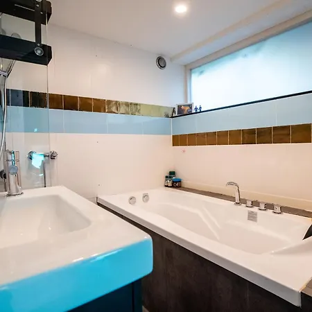 Apartmán Newly Renovated Houseboat The Waterhouse