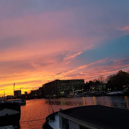 Newly Renovated Houseboat The Waterhouse *