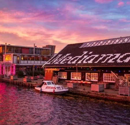Apartment Private The Waterhouse Houseboat *