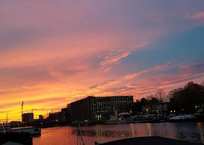 Newly Renovated Houseboat The Waterhouse *