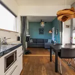 Newly Renovated Houseboat The Waterhouse Apartament